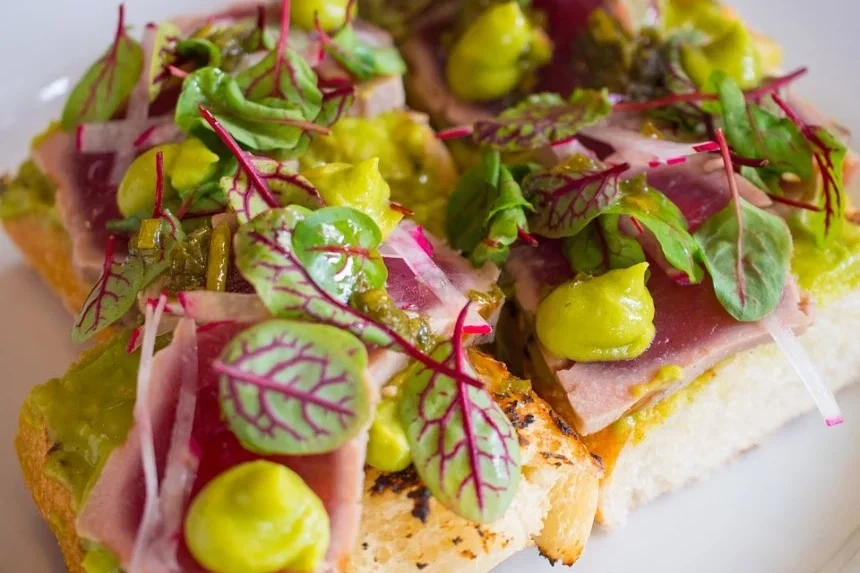 Receta de Garbanzos y atún en tostada con aguacate