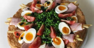 Recipe of Peas with ham and prawns.