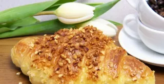 Recipe of Crunchy puff pastry filled with angel hair, sugar and cinnamon