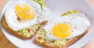 Receta de Huevo frito, tostada y tomate