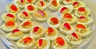 Recipe of Eggs stuffed with tuna with tomato and mayonnaise