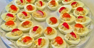 Receta de Huevos rellenos de atún con tomate y mayonesa