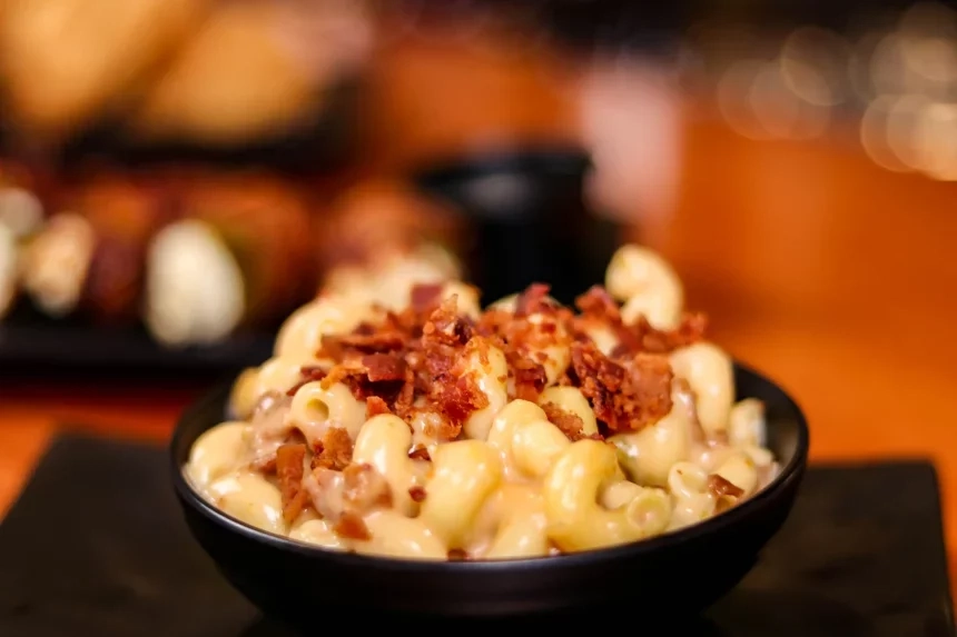 Receta de Macarrones con salsa de tomate, cebolla, bacon, carne picada y chorizo.