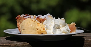 Receta de Muffin de manzana, pasas y canela con crema.