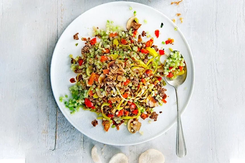 Receta de Nasi de brócoli en forma de arroz con carne picada y champiñones