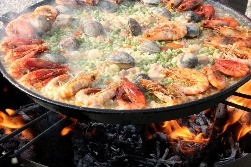 Receta de Paella de sepia y gambones.