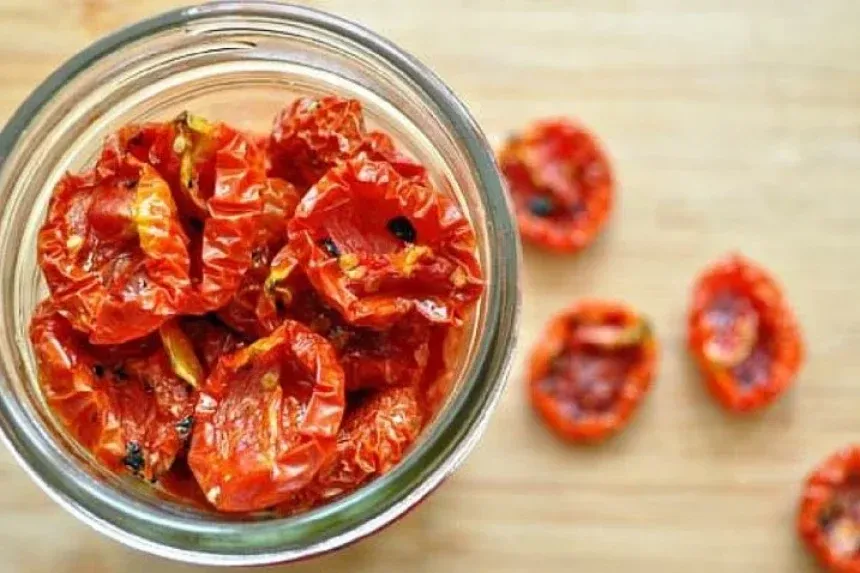 Recipe of Pasta with sun-dried tomatoes and olive oil