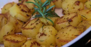 Recipe of New potatoes, fried in pistachio oil, bay leaf and rosemary