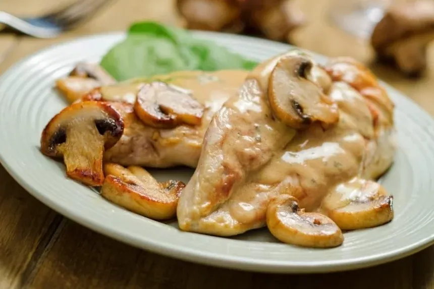 Recipe of Chicken breast with buttered mushrooms.