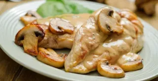 Recipe of Chicken breast with buttered mushrooms.