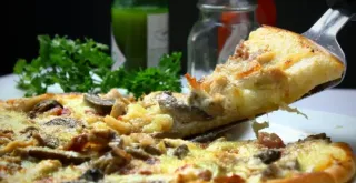 Recipe of Carbonara pizza with rustic bread base