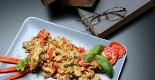 Recipe of Scrambled eggs with chanterelles, tomatoes and cheese