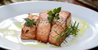 Recipe of Salmon with garlic-parsley sauce