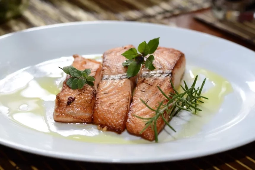 Recipe of Salmon with garlic-parsley sauce