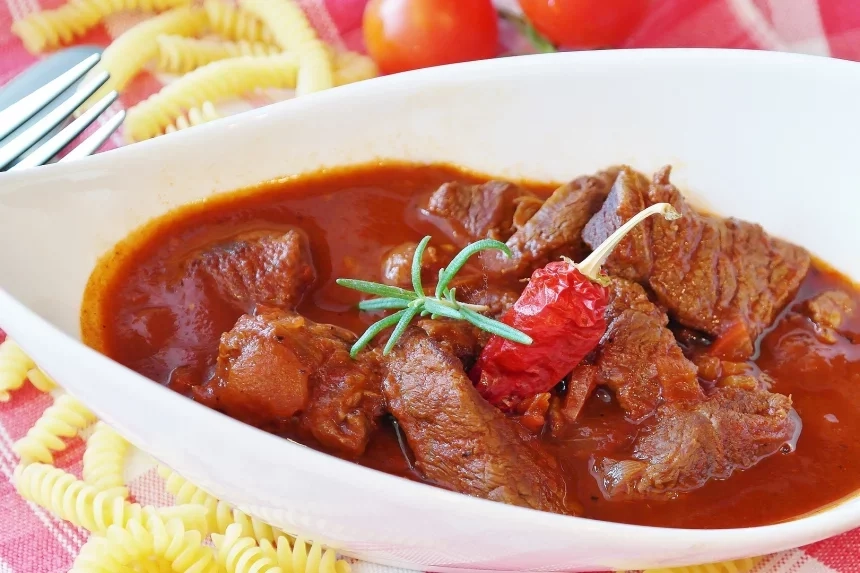 Receta de Salsa tomate aceituna atún con fettuccine.