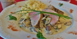 Recipe of Soy pork tenderloin with mushrooms and rice noodles.