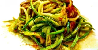 Recipe of Zucchini spaghetti in lékué with poached egg