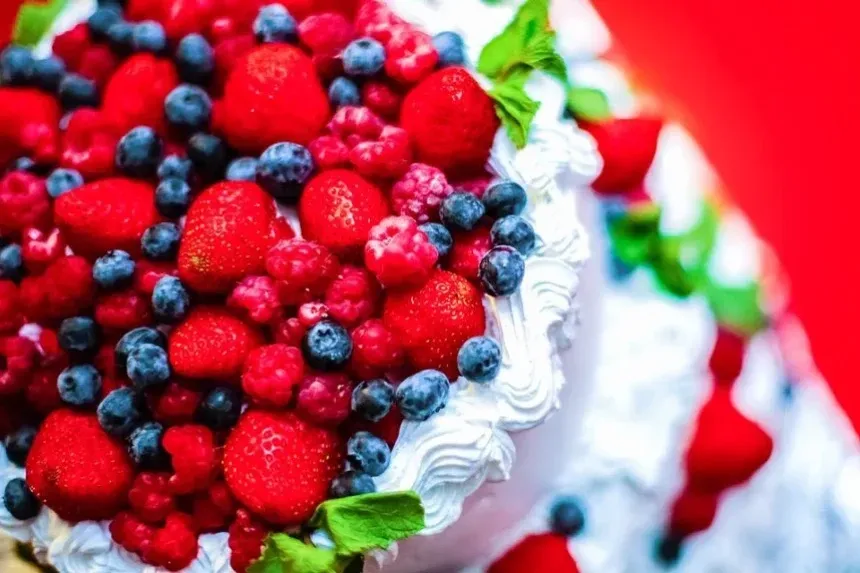 Recipe of Cold yogurt and strawberry cake