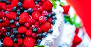 Recipe of Cold yogurt and strawberry cake