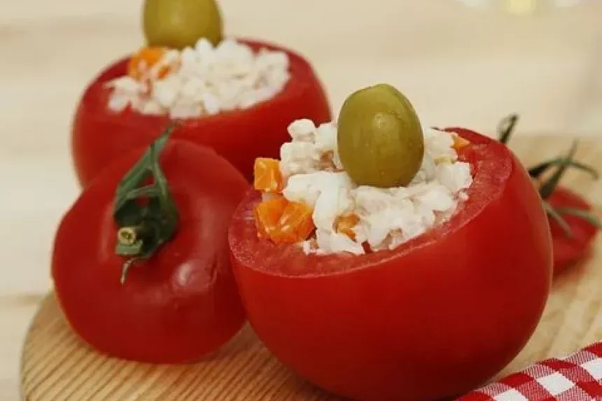 Recipe of Tomato stuffed with rice and tuna