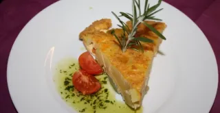 Receta de Tosta de tortilla descapotable de queso de cabra y mujjol