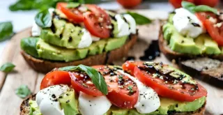 Receta de Tostada Caprese de Aguacate