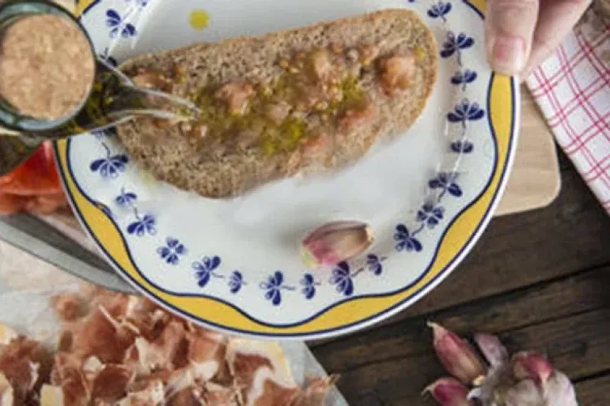 Recipe of Toast with crushed tomato and Serrano ham